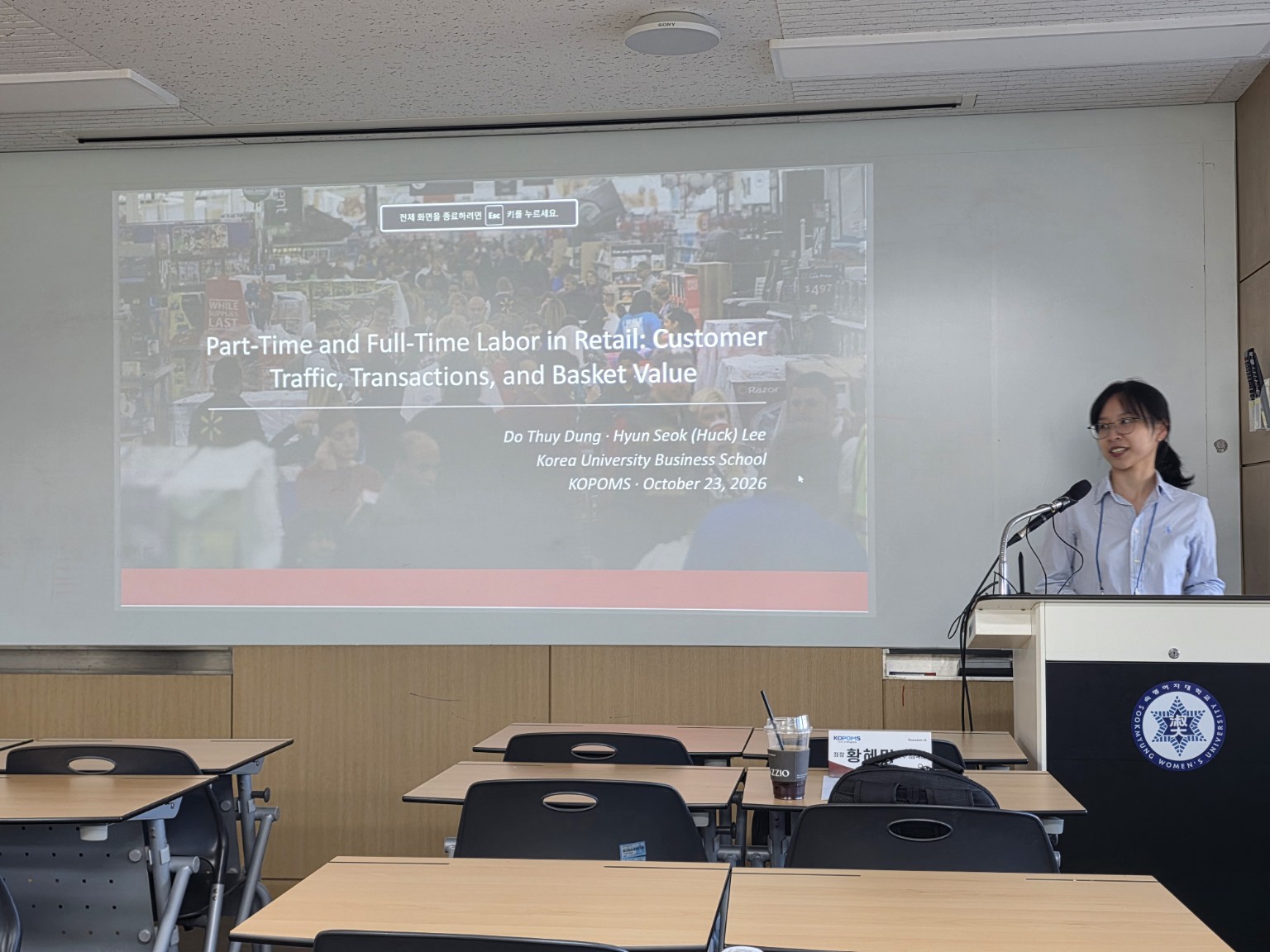 Dzung Do Thuy presenting her retail labor research at the conference.